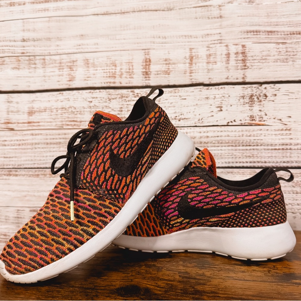 Women Nike Roshe Flyknit Sneakers Multicolor size 8